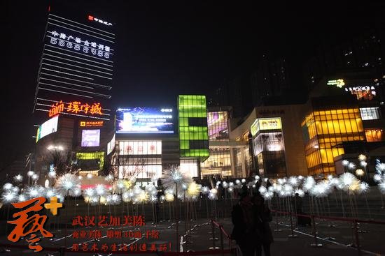 济南中海环宇城圣诞美陈：蒲公英灯、埃菲尔梦幻铁塔