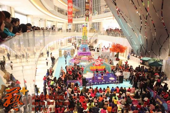 济南中海环宇城圣诞美陈：蒲公英灯、埃菲尔梦幻铁塔