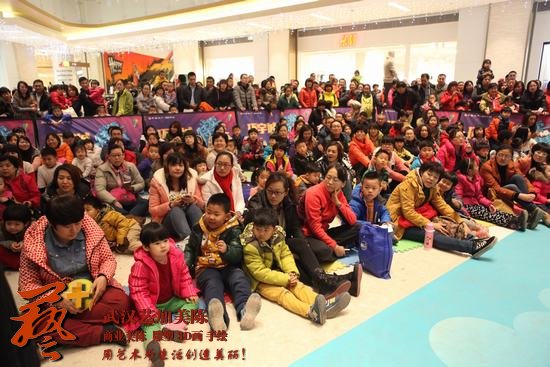 济南中海环宇城圣诞美陈：蒲公英灯、埃菲尔梦幻铁塔