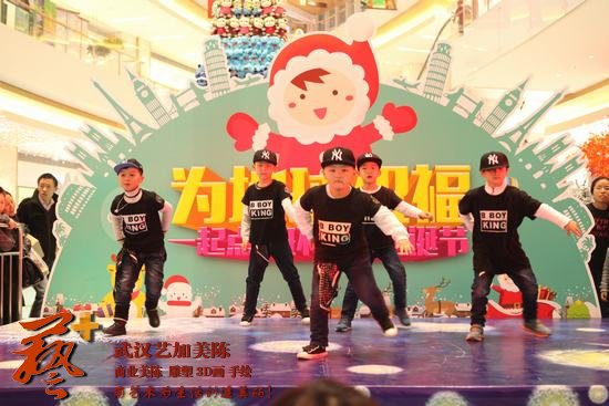 济南中海环宇城圣诞美陈：蒲公英灯、埃菲尔梦幻铁塔