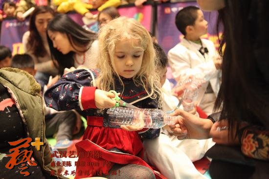 济南中海环宇城圣诞美陈：蒲公英灯、埃菲尔梦幻铁塔